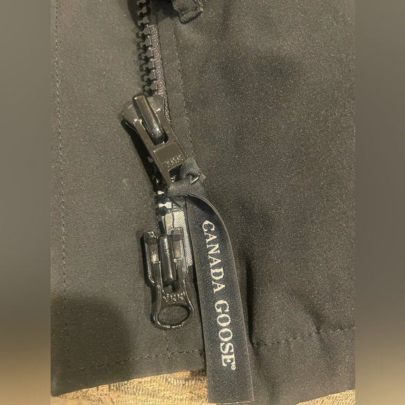 EUC Authentic Women’s Medium black Canada Goose jacket Montebello - Picture 6 of 10